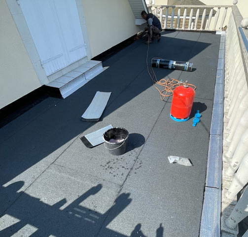 Étanchéité toit plat / terrasse roofing : Sean Blue TOITURE sur Charleroi …: Travaux d’étanchéité sur toit plat terrasse plateforme roofing par membrane bitumeuse. Isolation toiture par l’extérieur et par les combles. Intervention en Belgique sur Namur, Charleroi, Wavre, Liège, Nivelles, Mettet, Gesves, Andenne, Durbuy, Aywaille, Esneux, Jodoigne, Gembloux, Sprimont, Uccle, Watermael-Boitsfort, Etterbeek, Erpent, Maillen …